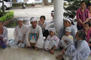 Gia đình sản phụ đến Sở Y tế đòi giải thích