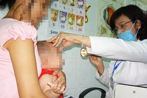 Con mang tật bệnh do… cha mẹ