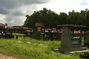 Độc quyền xây mộ giá cao 