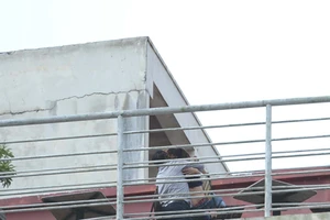 Giải cứu người phụ nữ đòi tự tử từ tầng 12 của khách sạn