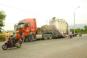 Xe ‘khủng’ ung dung chạy trên quốc lộ 1 