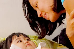 Con mang tật bệnh do… cha mẹ - Bài 2: Chậm nói do tivi!