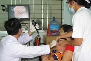 Con nhức tai, tới ngay bệnh viện!