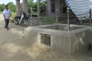 Cả xã loay hoay với… giếng giữa đường