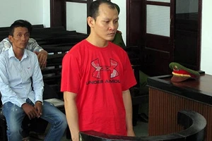 Trộm của em gái, ra tòa bảo… chỉ dọa cho em sợ