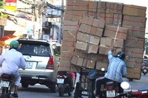 Xe ba gác chở hàng quá khổ