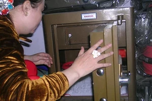 Truy xét vụ trộm tiền tỉ bí ẩn