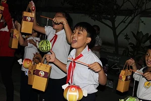 Ấm áp đêm hội trăng rằm do báo Pháp Luật TP.HCM tổ chức