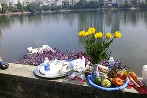 Một người rải tiền rồi nhảy hồ tự tử 