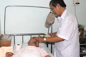 Đàn ông cũng làm nghề nuôi bệnh