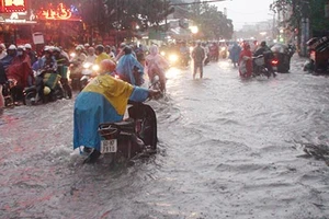 Mưa lớn, nhiều đường tại TP.HCM lại ngập sâu