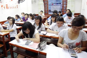 Học sinh học thêm phải được gia đình đồng ý