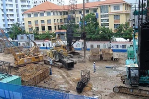 Gãy cần cẩu đè sập nhà dân