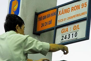 Giá xăng tiếp tục giảm