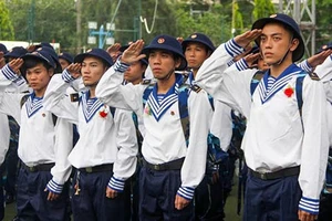 Cán bộ, công chức cũng lên đường nhập ngũ