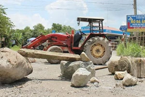 Đồng Nai: Dân chặn xe vì làm nát đường