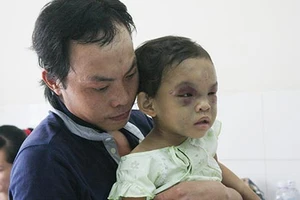 Sự thật về cha ruột của cháu bé bị bạo hành