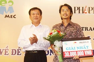 Tranh biếm họa châm thẳng vào những vấn đề tiêu cực 