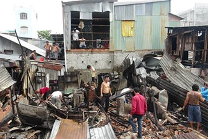 Cháy lớn thiêu rụi 12 căn nhà