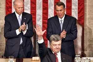 Tổng thống Ukraine sang Mỹ xin tiền và súng đạn