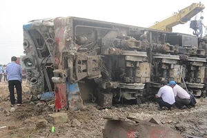 Đâm vào xe đầu kéo, tàu lửa đổ nhào ra quốc lộ