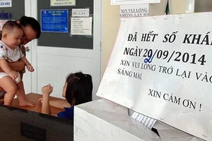 Ùn ùn đi tiêm vaccine dịch vụ