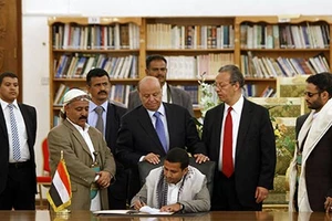 Chính phủ Yemen chia quyền với quân nổi dậy