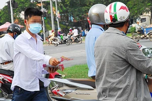 Phát tờ rơi: Xử phạt song song nhắc nhở