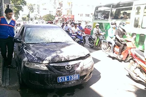 Ô tô biển số xanh cháy giữa đường