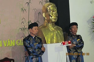 Tặng tượng đồng cố Thủ tướng Võ Văn Kiệt và của cố GS Trần Văn Giàu