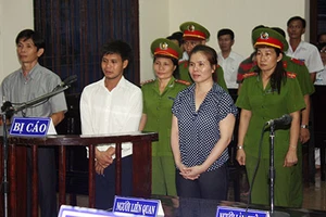 Hắt ly bia vào cán bộ, bị 12 tháng tù 