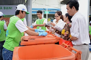 Tuần thu gom chất thải nguy hại hộ gia đình
