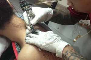 Đừng dại xăm trổ chui mà dính bệnh!