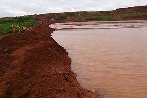 Tràn bùn dự án bauxite Tân Rai (Lâm Đồng): 9.000 m3 nước thoát ra ngoài