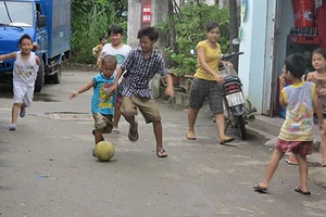 Trẻ con đá bóng, người lớn kiện nhau