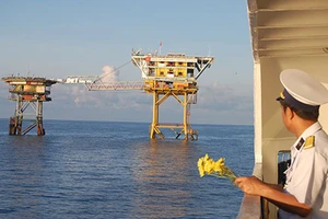 Các anh đã hóa thân cùng sóng nước đại dương...