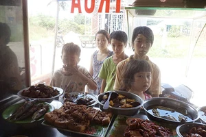 Những đứa trẻ thèm ngửi mùi thịt cá