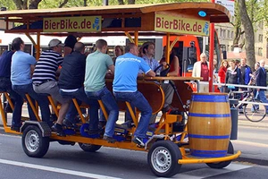 Đức: Người dân phản đối xe bia phục vụ du lịch 