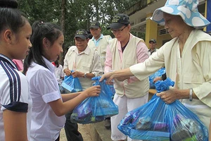 Độc giả tiếp sức cho các em nhỏ ở “phường 25, quận 10 giữa rừng sâu”