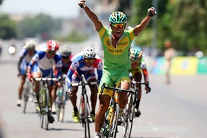 Lê Văn Duẩn bỏ cuộc, Chí Hùng “xé” áo vàng