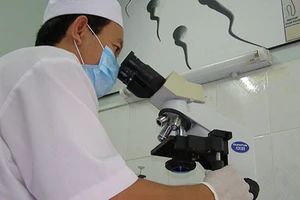 Người nhiễm HIV có cơ hội làm cha