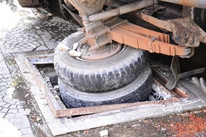 Vụ xe tải đè chết người: Băn khoăn chất lượng nắp hố ga