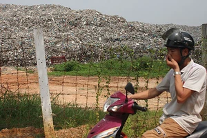 Ngộp thở vì bãi rác khủng