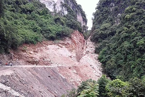 Xẻ núi làm đường, phá cảnh quan vịnh Hạ Long