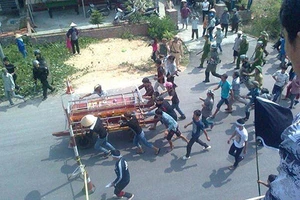 Chết trong nhà tạm giữ, người thân mang quan tài diễu phố 