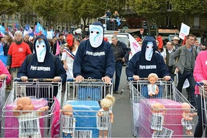 Mang thai hộ: Được, không?