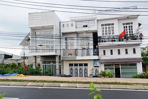 Nhà nghiêng xuất hiện trên đường Phạm Văn Đồng