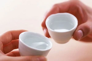 Thi uống rượu: Một người chết, một người cấp cứu 