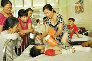 Vụ cháu bé bị cha dượng đánh dã man: Sức khỏe cháu bé diễn tiến tốt