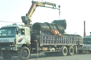 Xe dồn tải ngay khi rời cảng